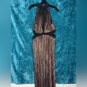 Sleeveless dress with tie in the back